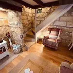 Cosy 400yr Old Cottage, Flowergate, Whitby, Sleeps 6 * Whitby