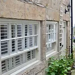 Hébergement de vacances Cosy 400yr Old Cottage, Flowergate, Whitby, Sleeps 6 *