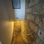 Hébergement de vacances Cosy 400yr Old Cottage, Flowergate, Whitby, Sleeps 6 *
