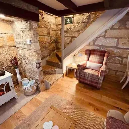 Cosy 400yr Old Cottage, Flowergate, Whitby, Sleeps 6 * וויטבי