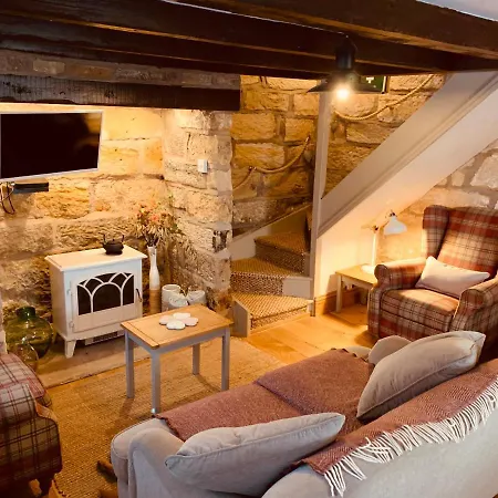 Holiday home Cosy 400yr Old Cottage, Flowergate, Whitby, Sleeps 6