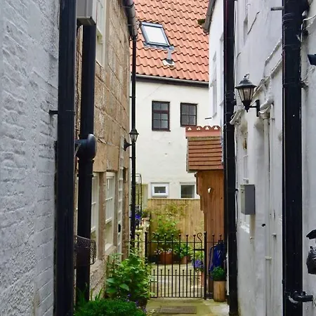 Holiday home Cosy 400yr Old Cottage, Flowergate, Whitby, Sleeps 6