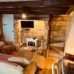 別荘 Cosy 400yr Old Cottage, Flowergate, Whitby, Sleeps 6 ウィットビー