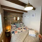 別荘 Cosy 400yr Old Cottage, Flowergate, Whitby, Sleeps 6 ウィットビー