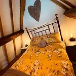 別荘 Cosy 400yr Old Cottage, Flowergate, Whitby, Sleeps 6 ウィットビー