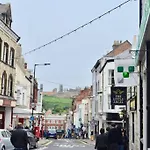 Cosy 400yr Old Cottage, Flowergate, Whitby, Sleeps 6 * ウィットビー