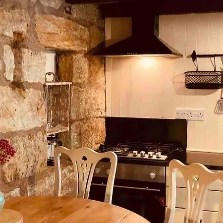 Cosy 400yr Old Cottage, Flowergate, Whitby, Sleeps 6 * 惠特比