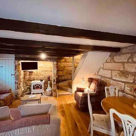Cosy 400yr Old Cottage, Flowergate, Whitby, Sleeps 6 * 惠特比