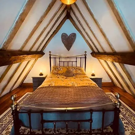 Cosy 400yr Old Cottage, Flowergate, Whitby, Sleeps 6