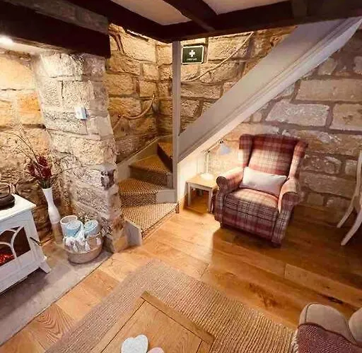 Cosy 400yr Old Cottage, Flowergate, Whitby, Sleeps 6 * Whitby