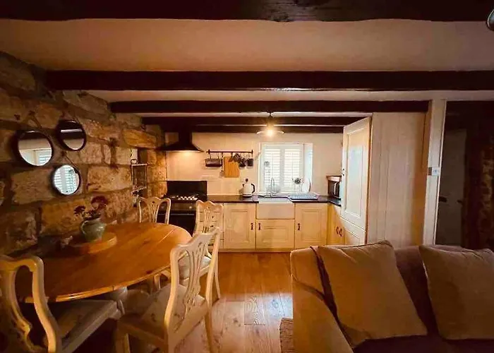 Holiday home Cosy 400yr Old Cottage, Flowergate, Whitby, Sleeps 6