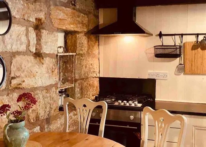 Cosy 400yr Old Cottage, Flowergate, Whitby, Sleeps 6 * Whitby