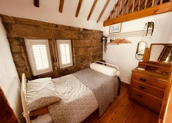 Holiday home Cosy 400yr Old Cottage, Flowergate, Whitby, Sleeps 6 Whitby