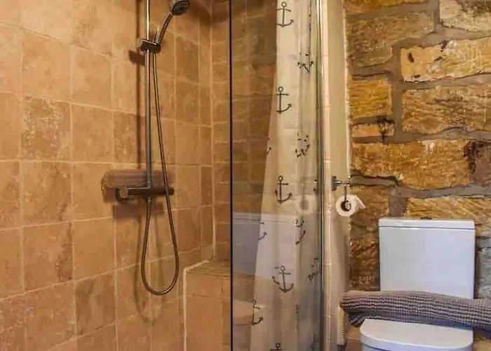 Cosy 400yr Old Cottage, Flowergate, Whitby, Sleeps 6 Holiday home