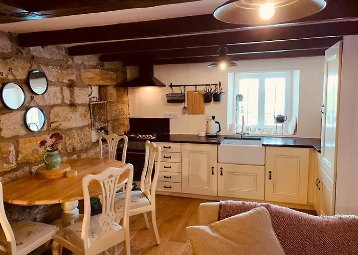 Cosy 400yr Old Cottage, Flowergate, Whitby, Sleeps 6 Holiday home