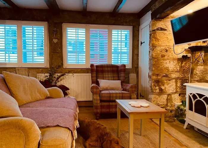 Holiday home Cosy 400yr Old Cottage, Flowergate, Whitby, Sleeps 6