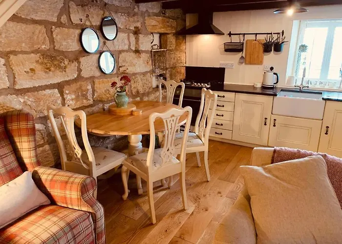Cosy 400yr Old Cottage, Flowergate, Whitby, Sleeps 6 Holiday home Whitby