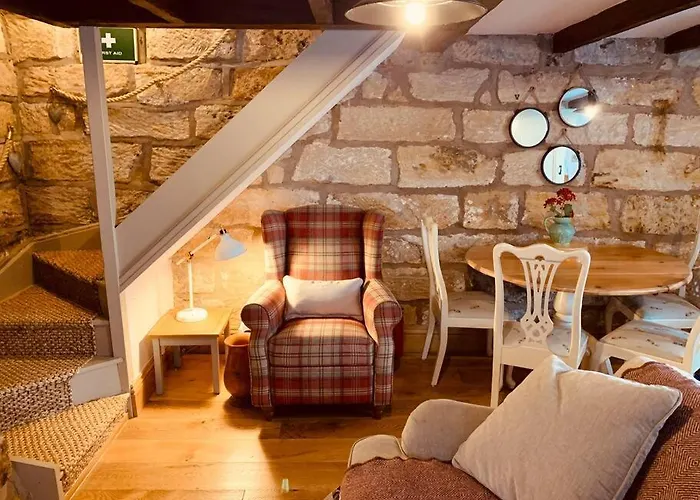 Cosy 400yr Old Cottage, Flowergate, Whitby, Sleeps 6 Holiday home *