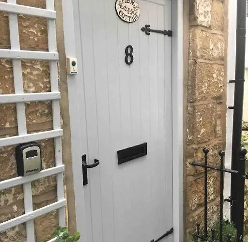 Cosy 400yr Old Cottage, Flowergate, Whitby, Sleeps 6 Holiday home Whitby