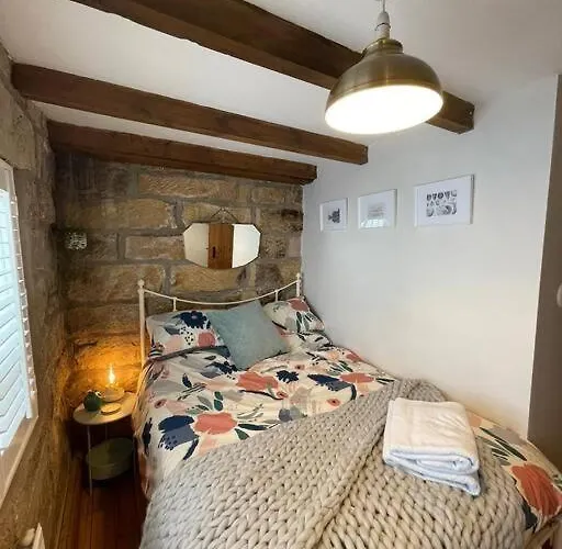 Holiday home Cosy 400yr Old Cottage, Flowergate, Whitby, Sleeps 6 Whitby