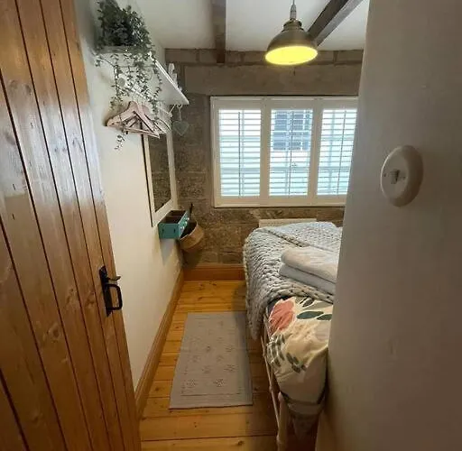 Cosy 400yr Old Cottage, Flowergate, Whitby, Sleeps 6