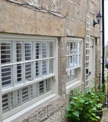 Holiday home Cosy 400yr Old Cottage, Flowergate, Whitby, Sleeps 6 *