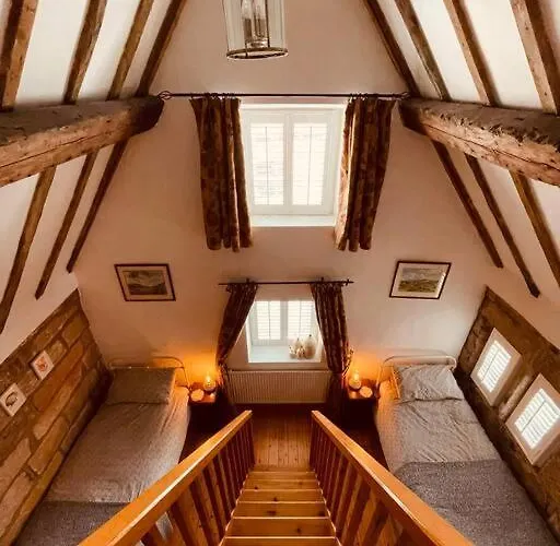 Cosy 400yr Old Cottage, Flowergate, Whitby, Sleeps 6 Holiday home