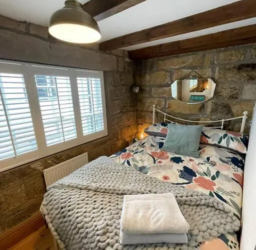 Holiday home Cosy 400yr Old Cottage, Flowergate, Whitby, Sleeps 6 Whitby