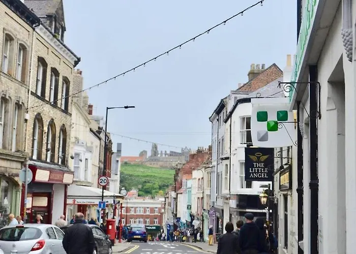 Cosy 400yr Old Cottage, Flowergate, Whitby, Sleeps 6 * Whitby