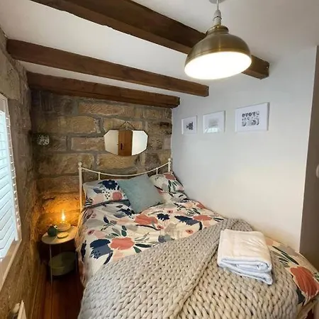 度假居 Cosy 400yr Old Cottage, Flowergate, Whitby, Sleeps 6 惠特比
