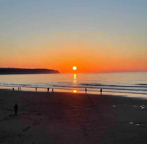 Semesterbostad Cosy 400yr Old Cottage, Flowergate, Whitby, Sleeps 6 Whitby