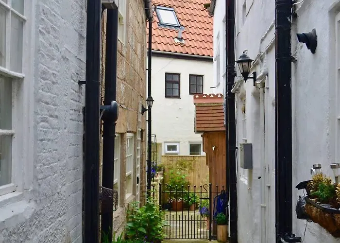 Semesterbostad Cosy 400yr Old Cottage, Flowergate, Whitby, Sleeps 6