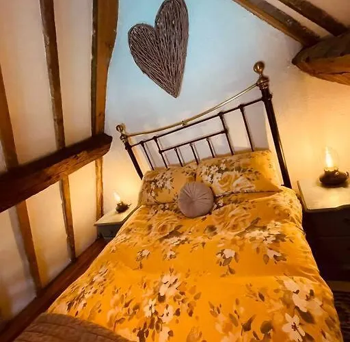 Semesterbostad Cosy 400yr Old Cottage, Flowergate, Whitby, Sleeps 6 Whitby